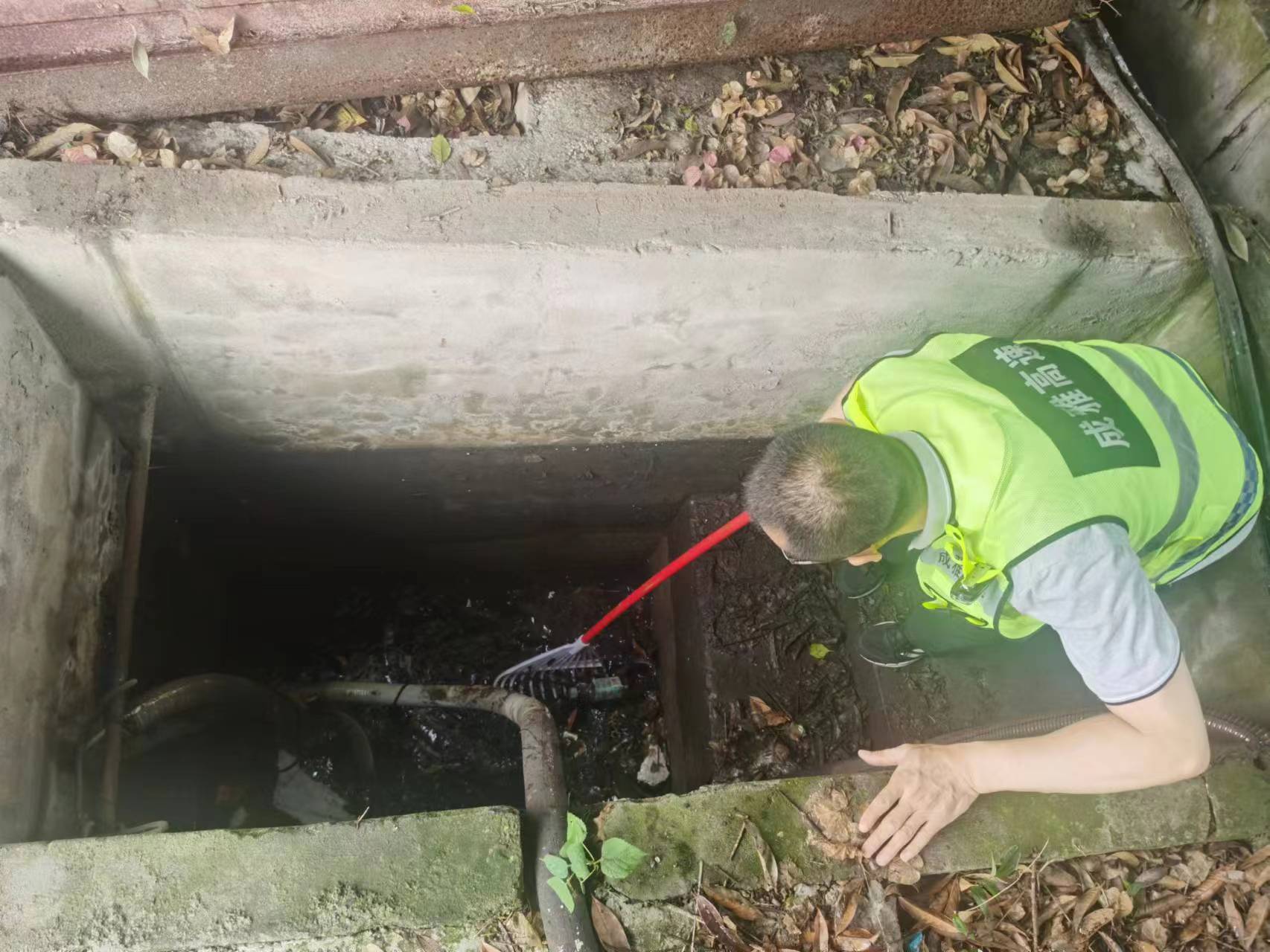 11汛期排查称台抽水泵  保障收费工作正常开展