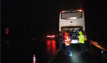 雨夜快速处置故障大客车确保节日期间道路安全畅通