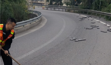及时清除路障 确保节日道路安全