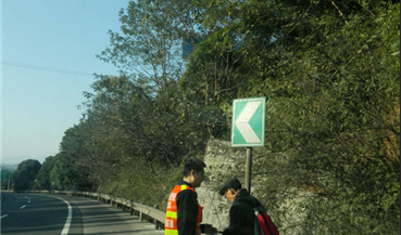 及时处置行人上路消除道路安全隐患