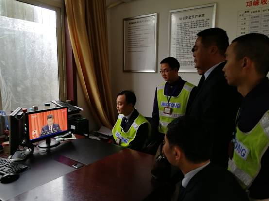 clip_image004.jpg 大家聚在一起在一次学习习主席讲话