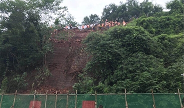 成雅高速公路K1921滑坡雅成向超车道已抢通