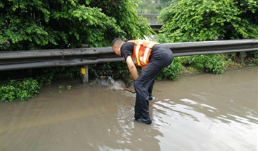 成雅高速突降暴雨 联勤确保道路安全