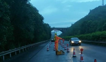 合理安排罩面作业方案 想方设法确保道路畅通