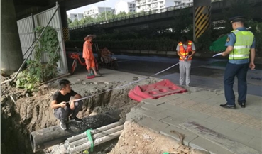 路产管护处联同交通执法对高架桥下南三环辅道施工进行占用勘查
