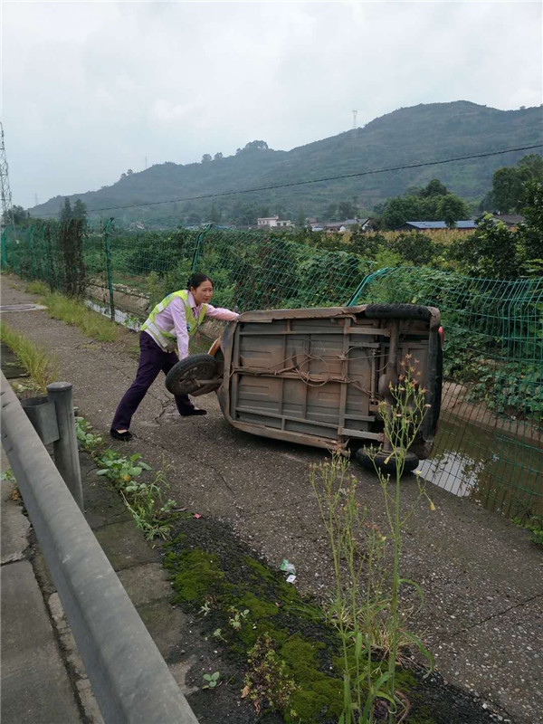 9.12 寿安站齐心协力救助侧翻三轮车 9.12 寿安站齐心协力救助侧翻三轮车