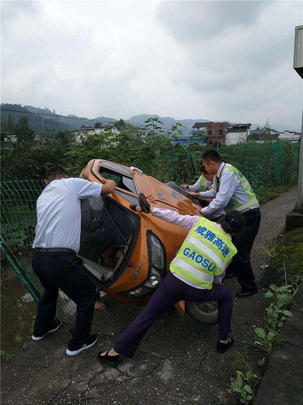 9.12寿安站齐心协力救助侧翻三轮车 (1) 9.12寿安站齐心协力救助侧翻三轮车 (1)