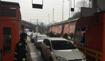 同心协力完成车辆分流任务