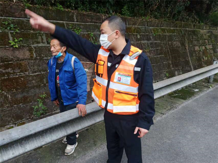 好人好事1路产管护处.热心帮助迷路老人.姚万彪