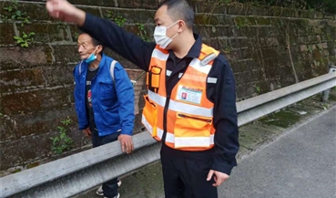 热心帮助迷路老人