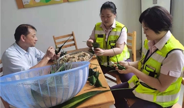 雅安北站开展“包粽子迎端午”活动