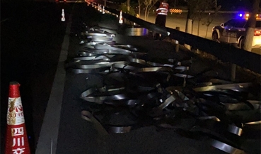 快速处置散落货物 保障道路交通安全