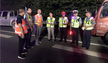 成雅高速全力确保夜间罩面施工道路安全畅通