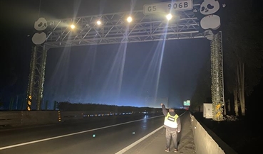 雅安管理处开展夜间门架摄像机补光灯专项巡检