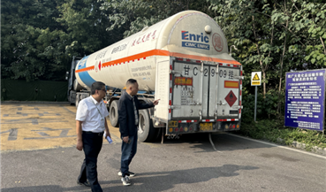 成雅分公司党委书记、总经理石树钢带队检查服务区危化品车管理