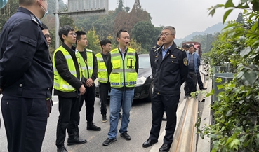 厅高管局督导成雅高速中分带护栏提升专项工程