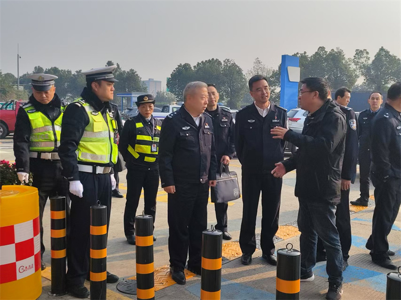 四川省公安厅交通警察总队队长方万云到成雅高速新津服务区开展调研工作 (2)